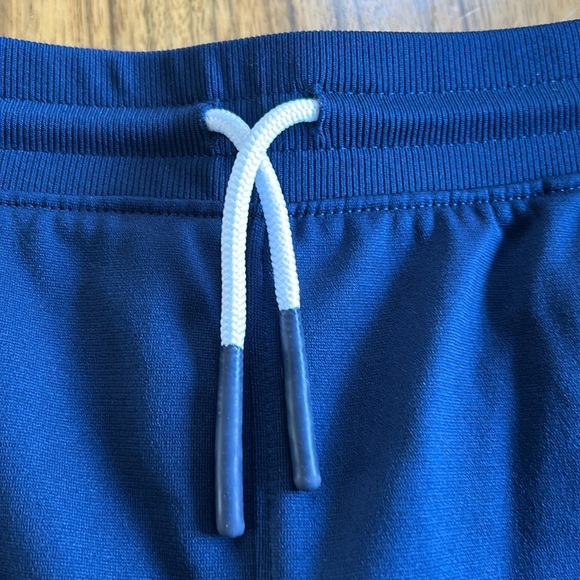 UNDER ARMOUR Youth Jogger. Excellent condition with zip pockets. - Picture 4 of 6